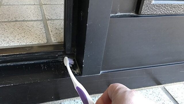 歯ブラシを使った玄関掃除