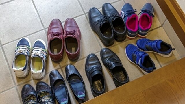 玄関、たくさん並んだ靴