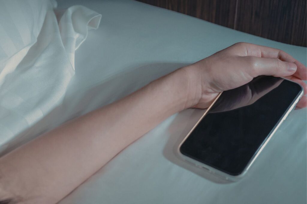 ベッドでスマホ、寝落ち、