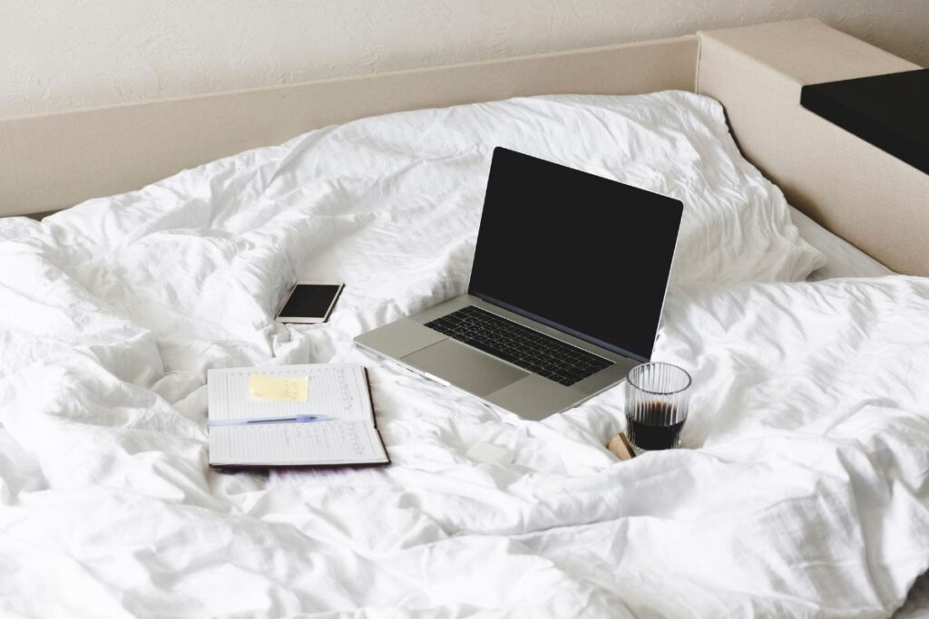 ベッド、パソコン、NG風水